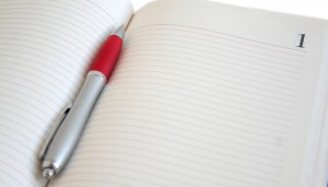 Чистый лист ежедневника и ручка