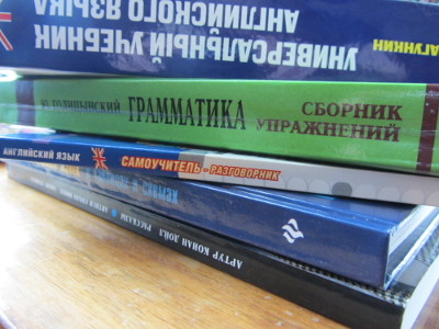 Учебники по математике и английскому языку на столе
