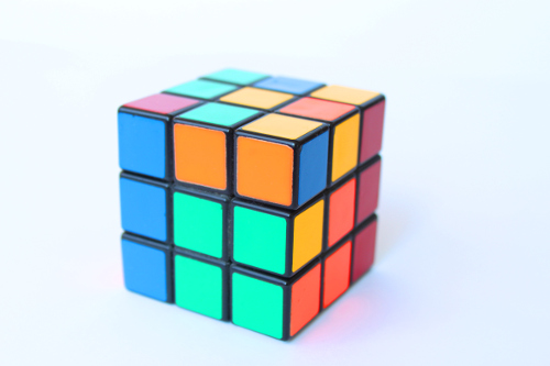 Кубик-Рубика на белом фоне