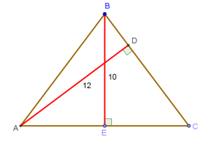Равнобедренный треугольник с высотами, проведенными к боковой стороне и к основанию