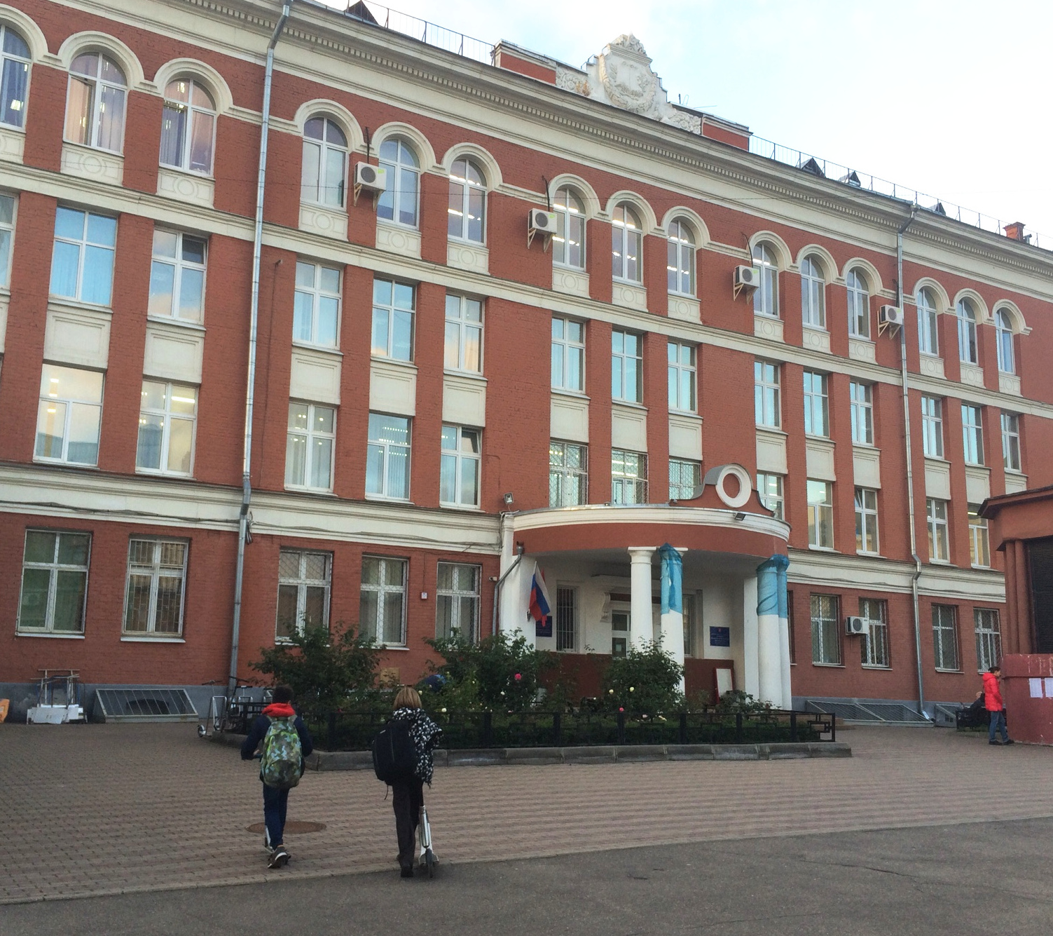 Фасад здания школы 179 в Москве